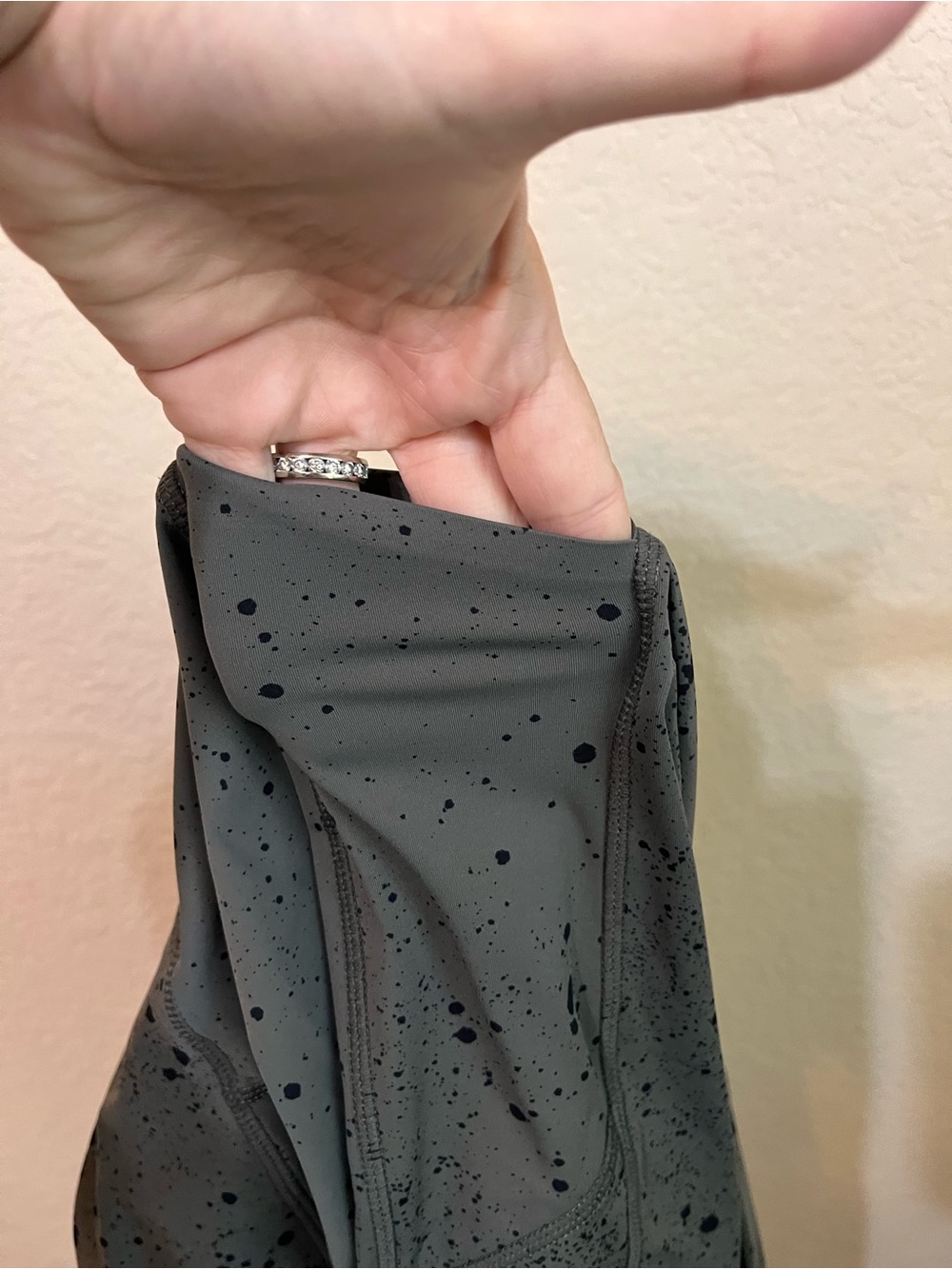 Vuori Women's Stride Legging EUC size small green with black splatter - Picture 9 of 9